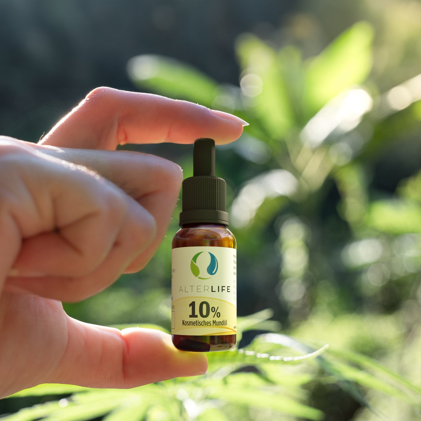 Hände halten die ALTERLIFE Gold CBD Öl Flasche im Freien