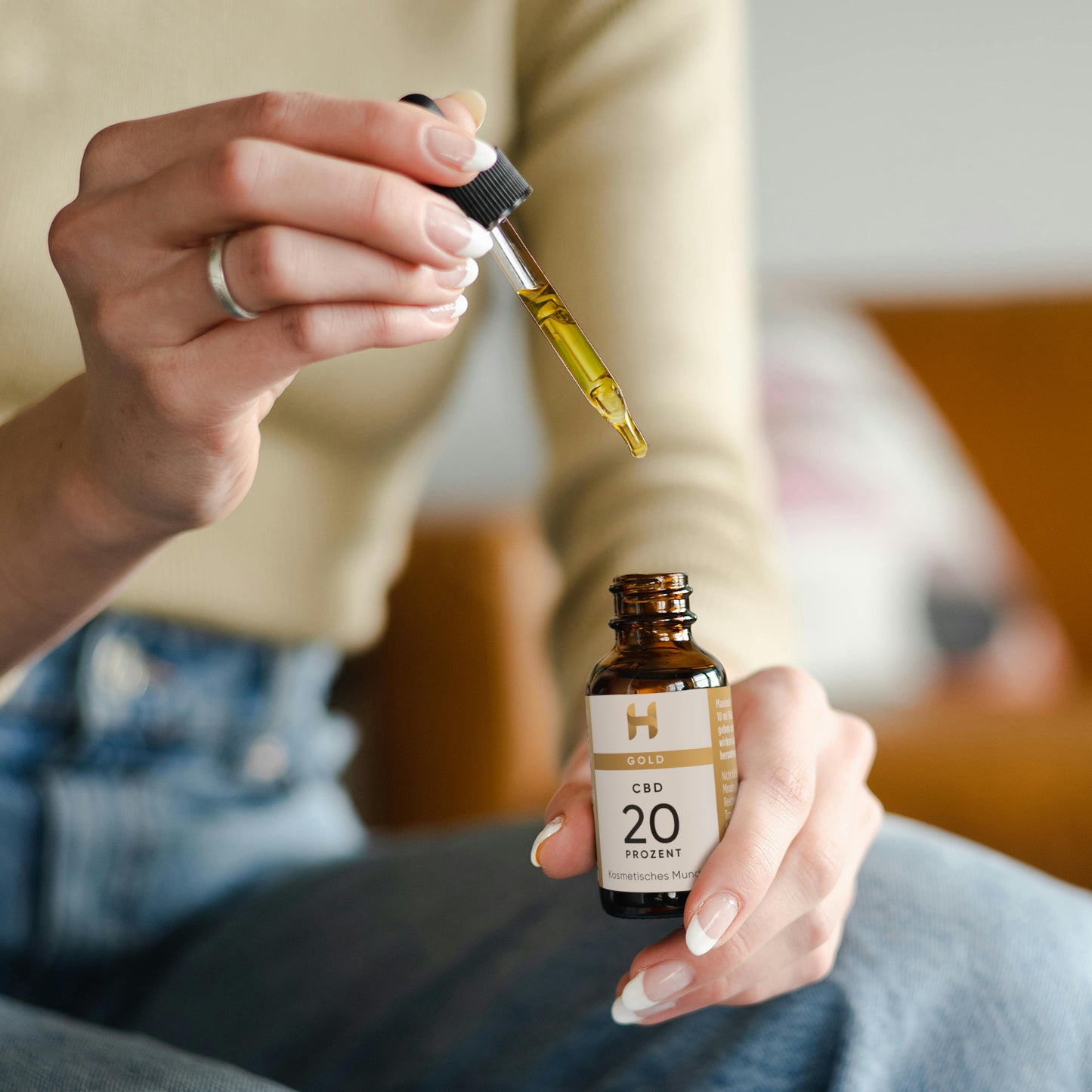 Stimmungsvolles Bild: Hempamed Gold CBD Öl 20%, Fokus auf Stärke und Wohlgefühl.