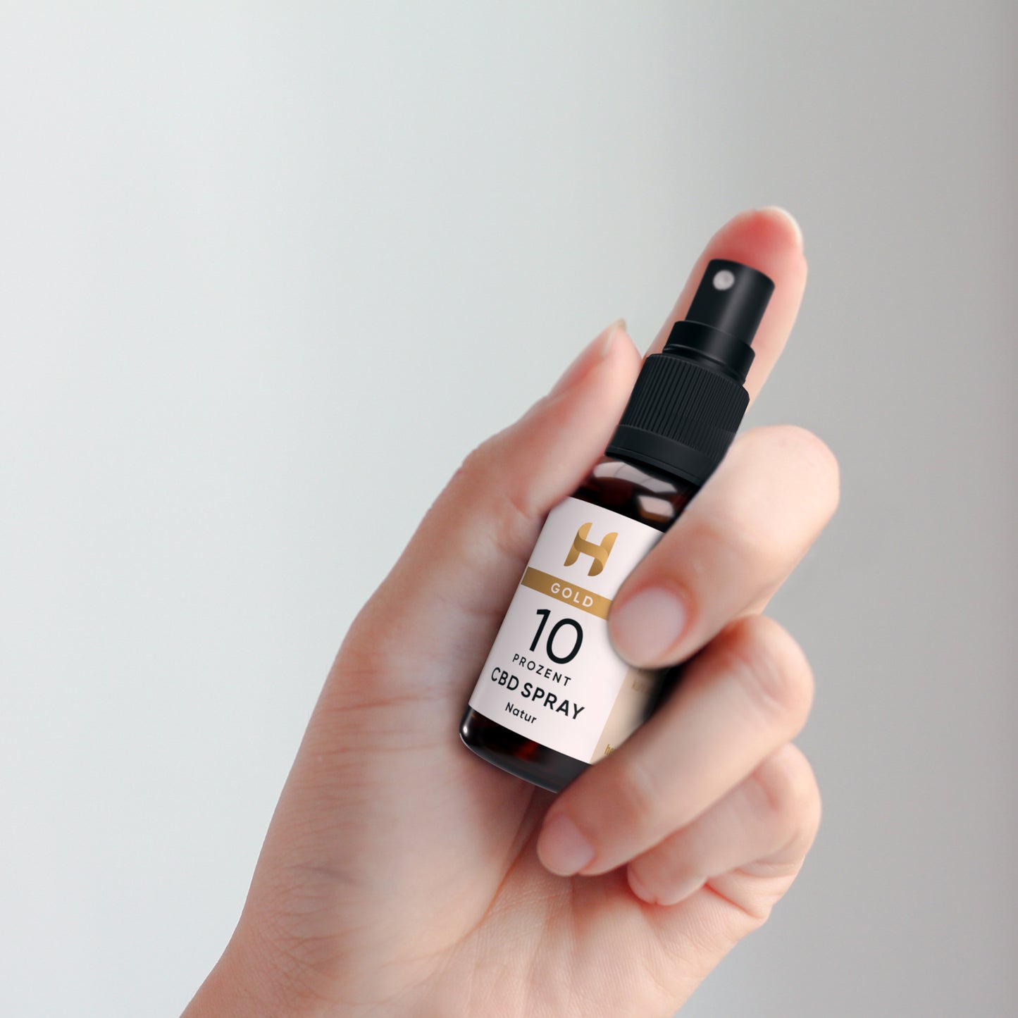 Stimmungsvolles Bild: Hempamed Gold CBD Mundspray, Fokus auf einfache Anwendung und Wohlbefinden.