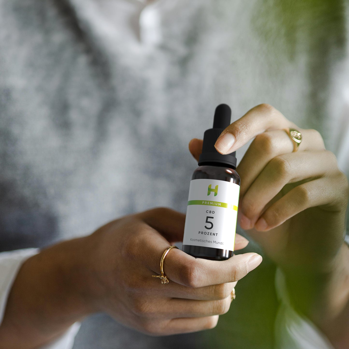 Stimmungsvolles Bild: Hempamed Premium CBD Öl 5% (30ml), Wohlbefinden im Mittelpunkt.