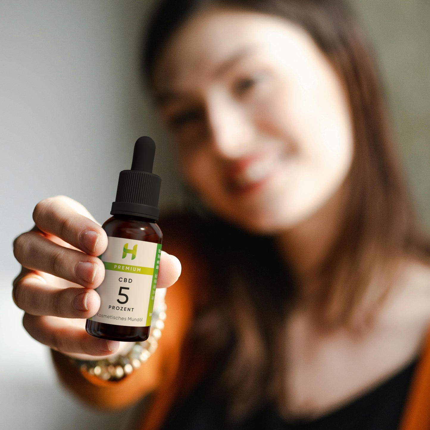 Stimmungsvolles Bild: Hempamed Premium CBD Öl 5%, Fokus auf Entspannung und Balance.