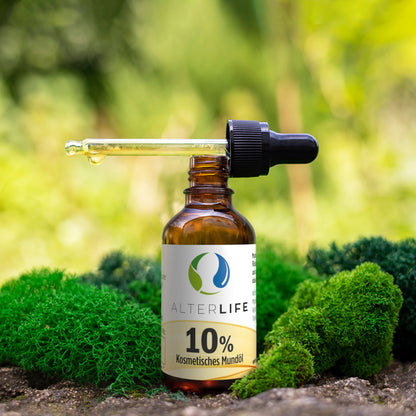 ALTERLIFE Gold CBD Öl Flasche in natürlicher Umgebung