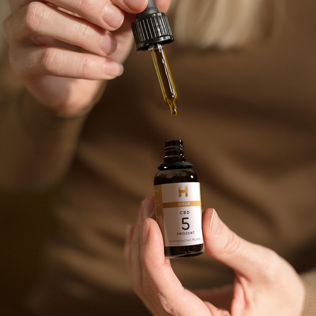 Stimmungsvolles Bild: Hempamed Gold CBD Öl 5%, Fokus auf sanfte Wirkung und Wohlbefinden.