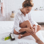 Stimmungsvolles Bild: Hempamed CBD Pflegeöl, Fokus auf natürliche Pflege und Entspannung.