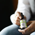 Stimmungsvolles Bild: Hempamed Premium CBD Öl 10%, Fokus auf Wohlbefinden und Balance.