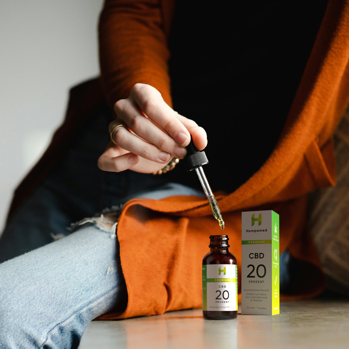 Stimmungsvolles Bild: Hempamed Premium CBD Öl 20%, Fokus auf Stärke und Wohlbefinden.